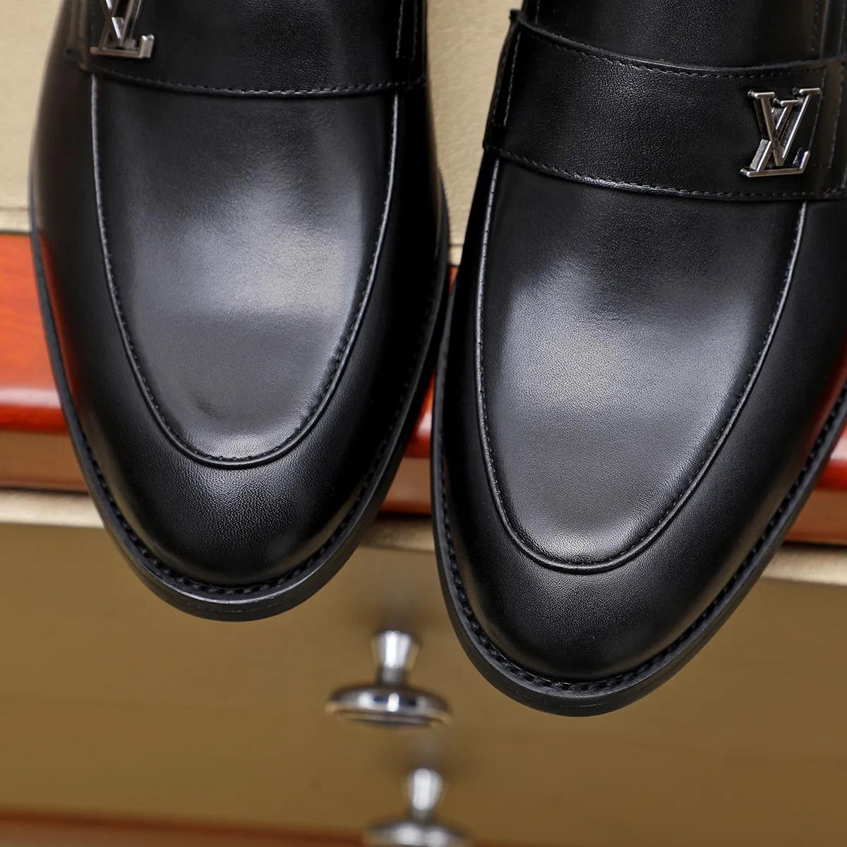 Men's Men's Shoes 💰420 💰[Louis Vuitton] LV high-end business formal leather shoes! ! Luxurious and elegant style, equal emphasis on practicality and style, professional focus on details and quality, counter original 1⃣️: 1⃣️ super accurate reproduction👍🏻! Material: The upper is made of imported original soft 🐂cowhide ➕imported first-layer sheepskin lining. Original anti-slip and wear-resistant outsole! Code number: 39--45, (38.46 custom-made) Large quantities in stock!